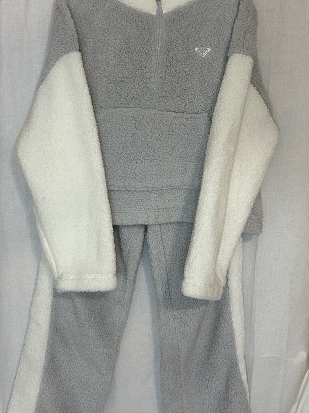 Roxy Cozy Sherpa Lounge Set in Gray & Cream